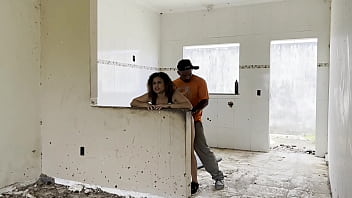 Parei na construção pra fazer xixi quando percebo vejo um cara gostoso dei minha buceta pra ele no pelo