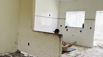 Parei na construção pra fazer xixi quando percebo vejo um cara gostoso dei minha buceta pra ele no pelo