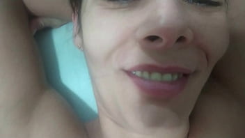 Coroa tirando a virgindade do novinho e fica gemendo de prazer vendo ele encher sua buceta de porra Coroa tirando a virgindade do novinho e fica gemendo de prazer vendo ele encher sua buceta de porra