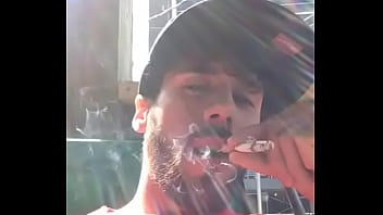 Boy Fumando Solo thumbnail