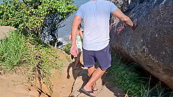 Pov fodemos em público na praia com boquete e lesbo