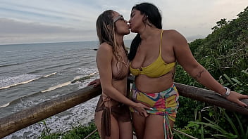 Pov fodemos em público na praia com boquete e lesbo