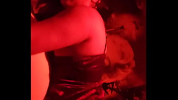 Sexo rico en el cuarto rojo de un club