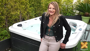 Alicia coquine en chaleur savoure deux bites