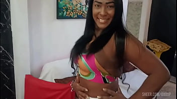 Rabuda exibindo seu bundao