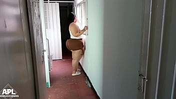 L a puta de mi vecina sabe muy bien coquetar y me muestra su gran culo para que termine follandola en casa historia completa