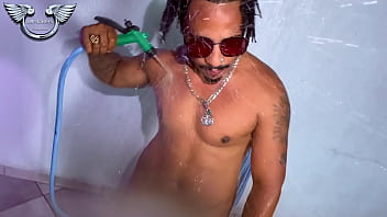 Meu amigo me apresentou sua vizinha safada acabei chupando a buceta dela na frente dele