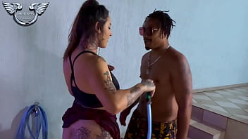 Meu amigo me apresentou sua vizinha safada acabei chupando a buceta dela na frente dele