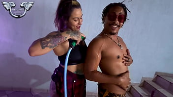 Meu amigo me apresentou sua vizinha safada acabei chupando a buceta dela na frente dele