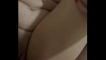 Jovencita cachonda de cabello largo es follada por su profesora de gimnasio