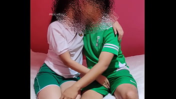 Colegiala 18 años virgen es follada por su compañero se quedan solos en casa porno casero real uniforme escolar