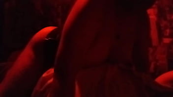 En medio de la fiesta buscamos un cuartito para coger