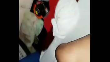 Socando o pau na buceta da novinha