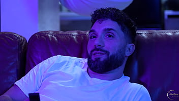 J'offre une belle et jeune blonde à la forte poitrine et au visage d'ange à