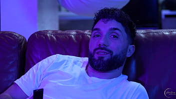 J'offre une belle et jeune blonde à la forte poitrine et au visage d'ange à