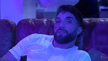 J'offre une belle et jeune blonde à la forte poitrine et au visage d'ange à