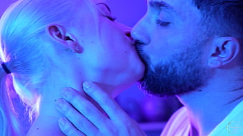 J'offre une belle et jeune blonde à la forte poitrine et au visage d'ange à