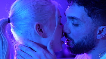 J'offre une belle et jeune blonde à la forte poitrine et au visage d'ange à