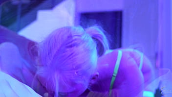 J'offre une belle et jeune blonde à la forte poitrine et au visage d'ange à