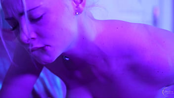 J'offre une belle et jeune blonde à la forte poitrine et au visage d'ange à