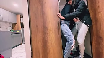 No hagas ruido que tú mamá nos descubre follando en su cuarto No hagas ruido que tú mamá nos descubre follando en su cuarto