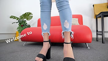 Young babe has big round ass and puffy cameltoe in tight jeans she is a startlet