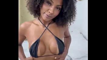 Bem safadinha fazendo live black não aguentou e me comeu gostoso no final