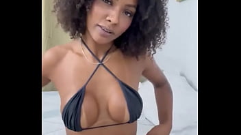 Bem safadinha fazendo live black não aguentou e me comeu gostoso no final