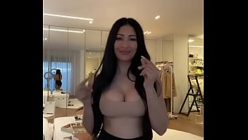 Simaria gostosa rebolando shortinho