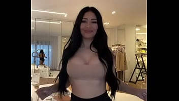 Simaria gostosa rebolando shortinho