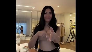 Simaria gostosa rebolando shortinho