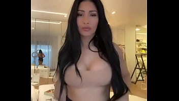 Simaria gostosa rebolando shortinho