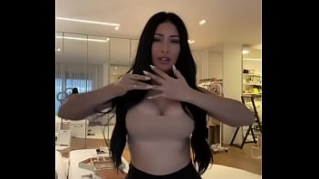 Simaria gostosa rebolando shortinho