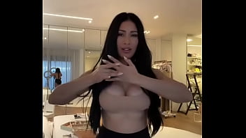 Simaria gostosa rebolando shortinho