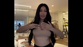 Simaria gostosa rebolando shortinho