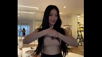 Simaria gostosa rebolando shortinho