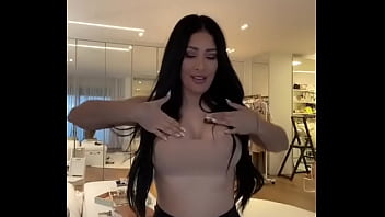 Simaria gostosa rebolando shortinho