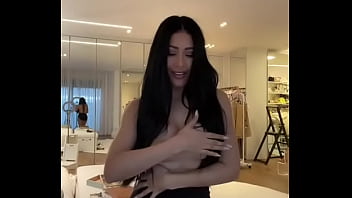 Simaria gostosa rebolando shortinho