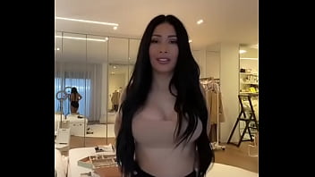 Simaria gostosa rebolando shortinho