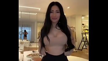 Simaria gostosa rebolando shortinho