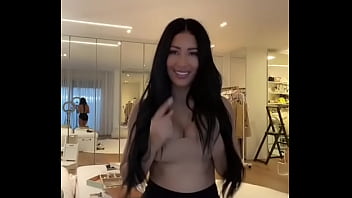 Simaria gostosa rebolando shortinho