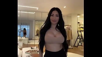 Simaria gostosa rebolando shortinho