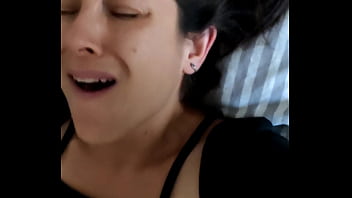 Elle se fait baiser par sont amant pendant que sont mari n'est pas là