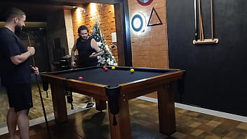 Aposta alta na mesa de sinuca quem perder paga o preço