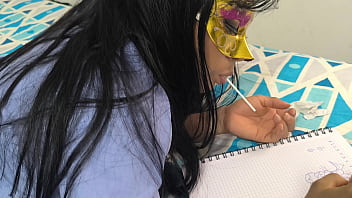 制服を着た女性が短いスカートをはいて宿題をしています!彼女は美しく、そして魅力的です。 制服を着た女性が短いスカートをはいて宿題をしています!彼女は美しく、そして魅力的です。