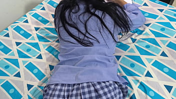 制服を着た女性が短いスカートをはいて宿題をしています！彼女は美しく、そして魅力的です。 thumbnail