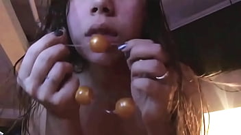 Novinha linda se masturbando dedando o cu e usando bolinhas anais