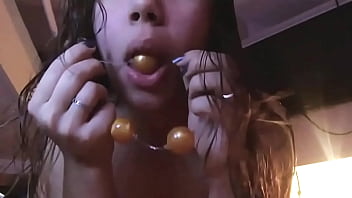 Novinha linda se masturbando dedando o cu e usando bolinhas anais