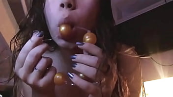 Novinha linda se masturbando dedando o cu e usando bolinhas anais