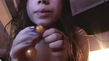Novinha linda se masturbando dedando o cu e usando bolinhas anais